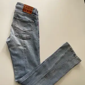 Skitsnygga nya jeans från Zadig&voltaire. Oanvända. Säljer pga för små för mig.🎸⚡️🤍Nypris ca 2500kr. Säljer för 1500.⭐️