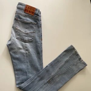 Zadig&voltaire jeans - Skitsnygga nya jeans från Zadig&voltaire. Oanvända. Säljer pga för små för mig.🎸⚡️🤍Nypris ca 2500kr. Säljer för 1500.⭐️