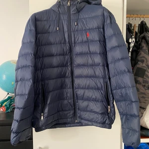 Ralph Lauren Polo - lightweight down hoodt jacket - Mörkblå Ralph lauren jacka. Är som ny i storlek medium, använd fåtal gånger. Mötas upp i Malmö/Lund eller frakt. Frakt läggs till vid köp.