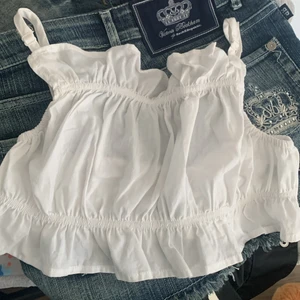 Hm topp - Säljer en jättefin hm topp som funkar till allt💓 storleken är 38 men den är väldigt liten endå :) Endast 30 kr