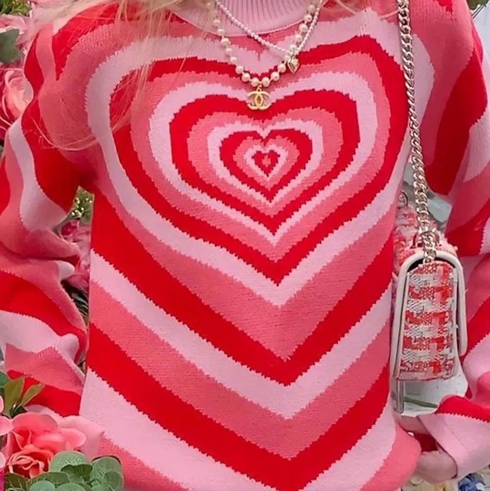rosa/röd heartwave sweater från cider i fint skick, endast använd ca 2 ggr. 💗frakt tillkommer men priset kan diskuteras vid snabb affär. den passar S/M & köptes för ca 300-400kr🦋. Stickat.