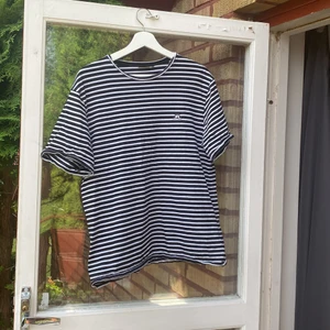 J lindeberg t-shirt - Knappt använd J lindeberg t-shirt, sitter som M/L. Sälja pga för liten