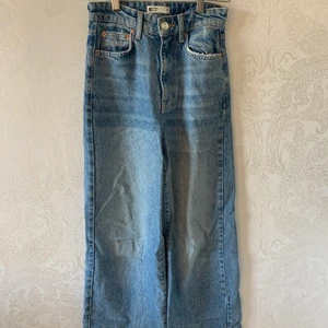 Ginatricot jeans!! - Säljer dessa fin fina mellanblå jeansen!!⚡️⚡️ säljer för att de är försmå!! Använd ett fåtal gånger!! Storlek 30 Säljer för 200kr