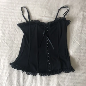 Svart Spetsad Korset- Specchio - Svart spetsad korset från Specchio. Knappt använd. Justerbara band. Meddela om ni har några frågor.  Kan mötas upp i Stockholm. 🐈‍⬛🎸🧛🏻🕷🕸