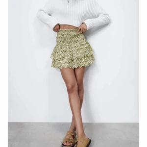 Zara kjol - Säljer denna supersöta kjol från zara som är slutsåld. Kjolen är egentligen en storlek L, men jag har sytt in den för att passa mig som bär S💕💕💕  Möts i Stockholm!!