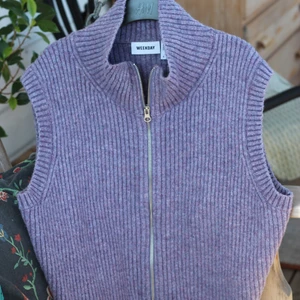 Lila Väst WEEKDAY - Har bestämt mig att sälja detta plagg eftersom den inte har kommit till användning. Köpt från WEEKDAY i storlek S.