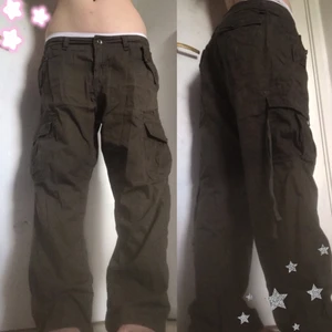 utsvängda cargo byxor  - fina utsvängda cargo byxor som tyvärr inte används längre. fickor på sidorna, samt ett snöre som jag personligen tycker är en cool detalj:) pris kan diskuteras! kontakta mig helst innan köp:) köparen ansvarar för frakt, jag kan mötas upp i stockholm 