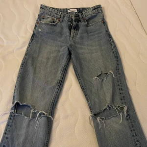 Zara jeans - Jättesnygga midrise jeans med hål vid knäna från zara