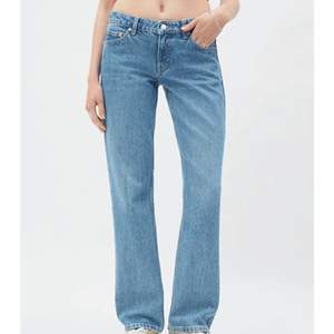 Low waisted blå jeans från weekday. Köpta för 500 kr, int så använda. Färgen harper blue. Säljer pga lite för små för mig. (Köparen står för frakten) 😘😘😘 Priset kan diskuteras!!!