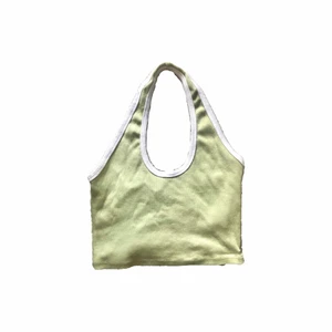 Ljusgrön halterneck topp - Söt topp som ger y2k och 2000-tals vibes. Superfin med ett par cargobyxor eller ett par lågmidjade jeans:) storlek M