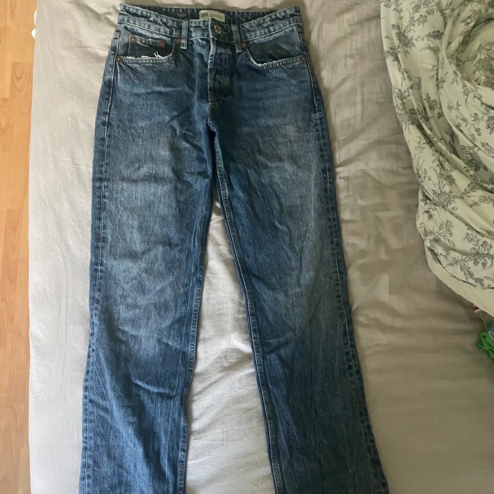 Jag säljer mina fina jeans från zara i modellen mid rise straight eftersom att dem inte sitter bra på mig, dem är i storlek 36 och jag köpte dem i våras och har använt dem några gånger. Jeansen är mörkblå och i ganska bra skick. budet ligger på 135kr!💓. Jeans & Byxor.