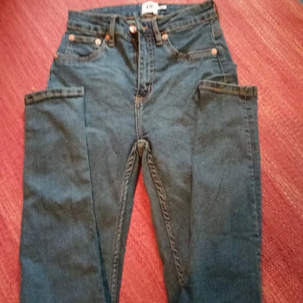 Säljer nya jeans som jag bara har prövat men dom är för långa för mig. Passar för dom som är 1,67+ . Jeans & Byxor.