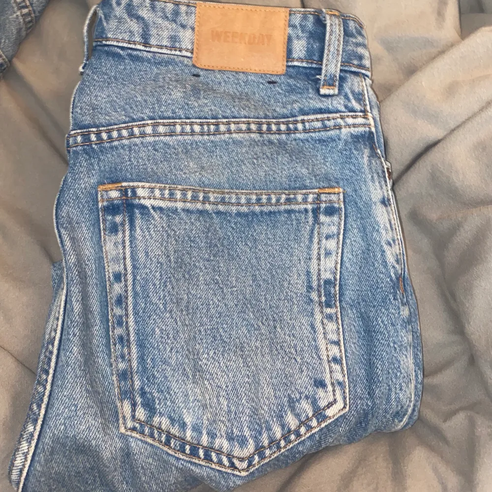 Säljer ett par jeans från weekday, de är midwaist och skulle sitta perfekt på någon som är runt 165-170. Jag säljer dessa eftersom de inte är min stil längre men annars är de superfina och har inga skador. Dma gärna för fler bilder💖. Jeans & Byxor.