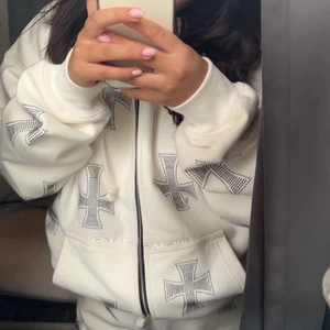 Unknown rhinestone hoodie - Hej, säljer denna hoddie för tyckte den va för stor i stl och ska köpa en ny men råkade ta bort alla lappar så kunde inte skicka tbx, tröjan är äkta och är köpt för ca 1400 den är endast testad. Har ni fler frågor skriv till mig privat
