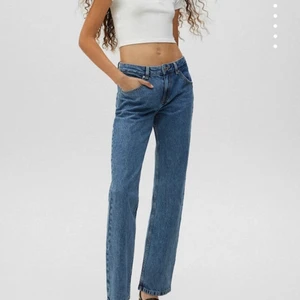 Lågmidjade jeans  - Säljer dessa helt nya lågmidjade jeansen🫶🏼dem är helt oanvänd och raka i benen, kan tyvärr inte lägga ut bilder med dem på eftersom jag inte får på mig dem❤️