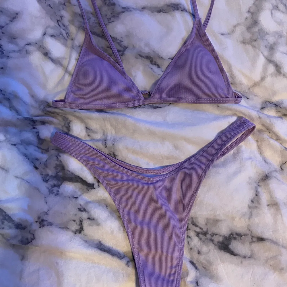 Säljer min fina lila bikini där bh:n aldrig använts och trosorna har använts 1 gång. Jättefin och enkel bikini som är string. Storlek S-M💜💜. Övrigt.