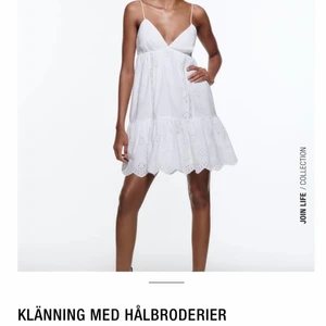 Klänning Zara - Säljer denna populära vita klänning från Zara med hålbroderier på kjolen. Aldrig använd, slutsåld på hemsidan. Köptes för 399kr.