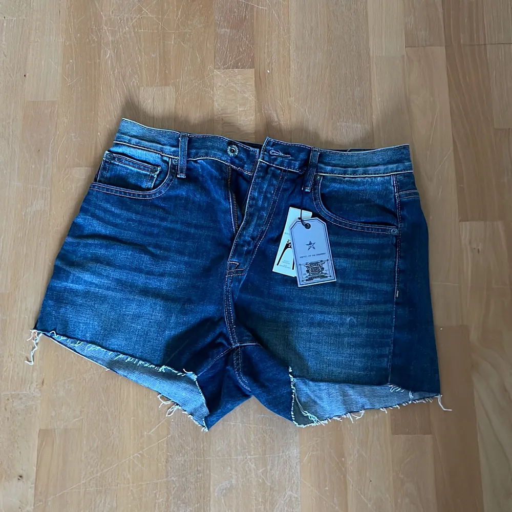 Helt nya jeans shorts från crocket, lappar och allt sitter kvar! Köpte för 399 och säljer för endast 250kr (frakt blir kostnad för frimärken). Shorts.
