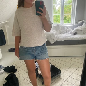 Zara tröja - Säljer dennna magiska tröja som är från zara!! Den är helt underbar i en lite rosa färg nyans och är även stickad kan det bli bättre!?? Super snygg och passar verkligen till allt❤️🤩 tryck inte på köp!!!