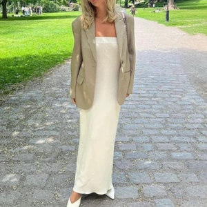 Långklänning vit - lxa - Säljer min underbara, väldigt användbara LXA dreamer dress! endast använd vid 4 tillfällen, mycket bra skick!   Använd inte köp direkt funktionen!!!!