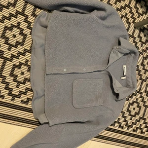 Syren grå blå  - Storlek Small  Kort fleece, lite längre bak I princip oanvänd 