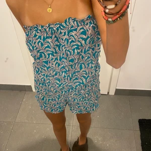 Cool byxdress - Skitsnygg byxdress köpt i frankrike från märket ”promod”. Väldigt trendigt tryck perfekt till sommaren! 🌴🌴