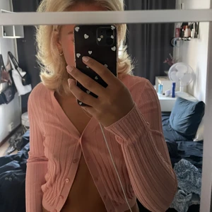 Rosa kofta - Säljer denna rosa kofta som passar perfekt till en sommarkväll eller en lite kallare sommardag. 