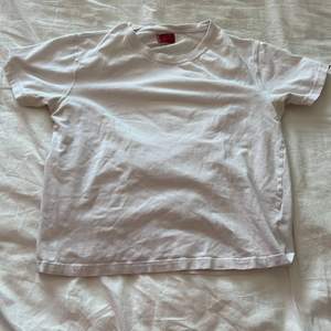 Säljer nu en lite kroppad t shirt från Levis som är storlek s-m, den är bara vanligt vit med ett märke på ena armen se sista bilden💕säljer för 30+frakt💕
