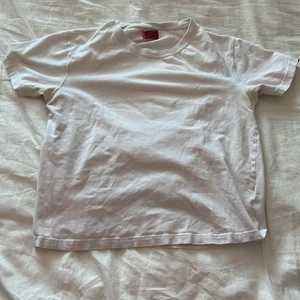 Levis t-shirt  - Säljer nu en lite kroppad t shirt från Levis som är storlek s-m, den är bara vanligt vit med ett märke på ena armen se sista bilden💕säljer för 30+frakt💕