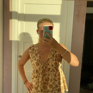 Top i paisley - Top från mango paisley mönster, shah har normalt m men denna är xs och stor i storleken, säljer även samma i mörkblå