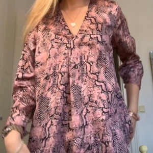 Blus - Jättefin blus med snake print. Lite silkigt o glasigt material🥰