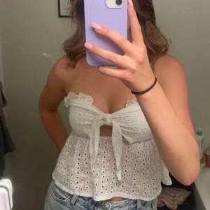 Vit topp - Så himla fin vit topp som tyvärr inte kommer till användning! Vet ej vart denna är ifrån då ja köpte från en annan tjej här på Plick, storlek S men skulle säga att den passar alla då man själv väljer med snörerna hur tajt den ska sitta, köpt för 150kr säljer för 50kr