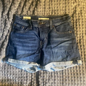 Levis shorts - säljer mina Levisshorts eftersom jag ej använder dem. använt fåtal gånger, väldigt bra skick. storlek S