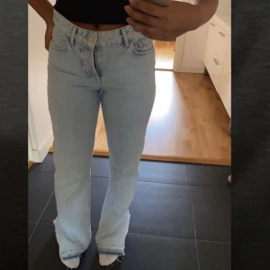 Jeans - Jeans från zara strl 34 sitter som 36, då jag ananrs har 36. Köparen står för frakt