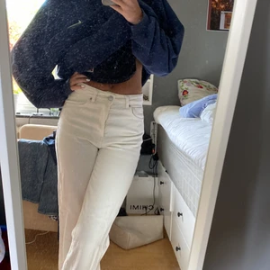 Jeans Bikbok - Superfina typ gräddvita jeans från bikbok som jag inte riktigt får användning av. De är knappt använda så ser i princip nya ut! De är typ mid rise och har en superfin passform💕💕💕💕💕