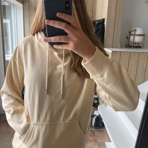 Hoodie  - Superskön hoodie som jag köpte förra sommaren men som inte riktigt har kommit till användning. Superskönt material på utsidan och insidan. Skriv om ni har fler frågor eller vill ha fler bilder!💕