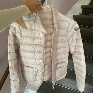 Moncler jacka  - Super fin jacka, köpte den nyss på i am back in store som är en vintage butik! Jackan är äkta! Och i super fint skick!🌸💕 Finns QR kod i jackan ! Även påse till jackan!  