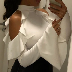 Vit plus med volang  - Vit blus med volang finnas även i svart. Xs men funkar på S med 