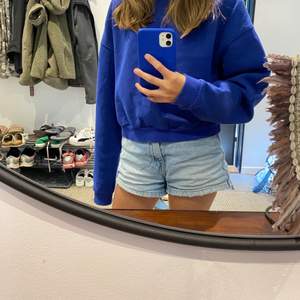 Mörkblå sweatshirt, som är jättefin men kommer inte till användning ( köparen står för frakten) 💞💓