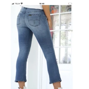 Lois bootcut jeans Marbella cropped blå 25 - Cropped bootcutjeans blå. Köpta för 1500, för små nu. Stl 25. Midja 72 cm, längd innerben 63 cm. Stretchiga. Bra skick.