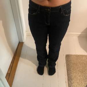 Detta är ett par skit snygga jeans som säljer. Dem är lite långa på mig som är en 160cm lånh. Det är storlek L32 W32. Snygg mörkblå färg som passar till alla klädesplagg. Det är ett par straight jeans från esprit och är mid waist, 