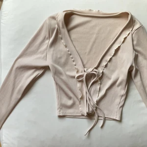 Beige top med knytning fram - Beige top, använd ett fåtal gånger men i gott skick. 
