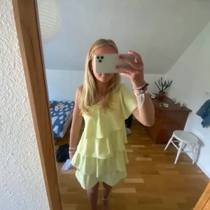 Zara klänning - INTRESSEKOLL, tryck INTE på köp nu. storlek S, använd fåtal gånger. Buda privat. Köparen står för frakt!(första bild är lånad) högsta bud: 600kr