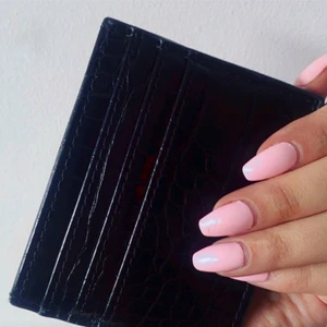 Korthållare - En svart stilren korthållare för att förvara alla dina kort 🖤 som helt ny, gratis frakt!  