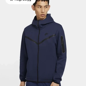 Mörk blå Nike tech fleece  - Säljer denna mörk blåa Nike tech fleecen, då jag aldrig använder den köpte den för 1300 kr på Nike sidan den är i storlek S och passar typ alla, jag har använt den Max 2 gånger och den är som helt ny, kom privat om ni vill ha fler bilder eller veta mer:)
