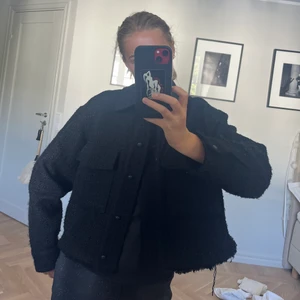 Jacka zara - Höstlig jacka från zara köpt förra året i Köpenhamn! Bra skick 🖤