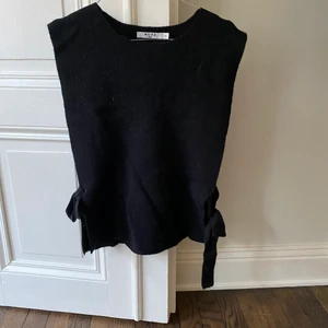 Stickad väst från NAKD - Stickad väst från NAKD. Aldrig använd