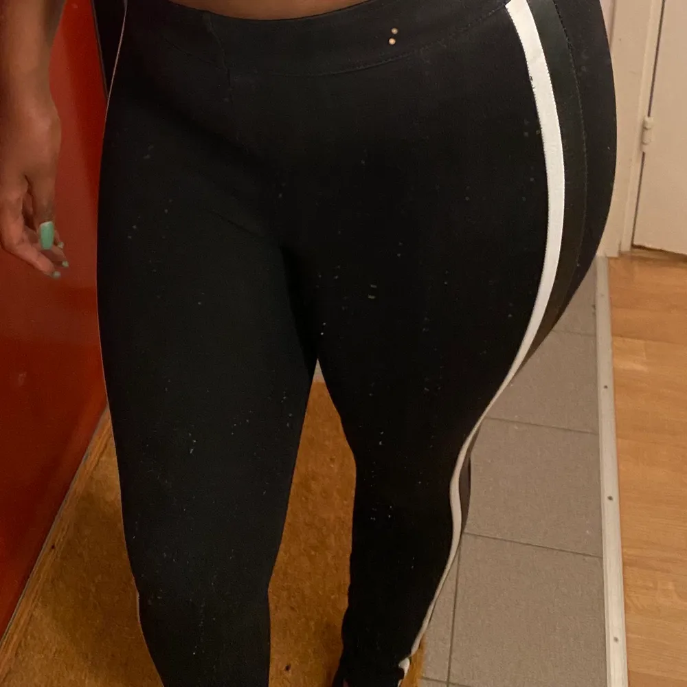 Zara leggings storlek s  Bra skick  Perfekt för daglig aktiviteter . Jeans & Byxor.