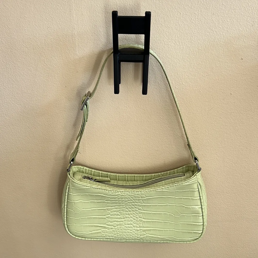 Ljusgrön rymlig handväska från Monki, i nyskick. Säljer för att den inte kommer till användning! 50kr + frakt. . Väskor.