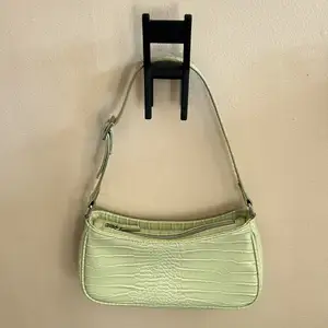 Ljusgrön rymlig handväska från Monki, i nyskick. Säljer för att den inte kommer till användning! 50kr + frakt. 